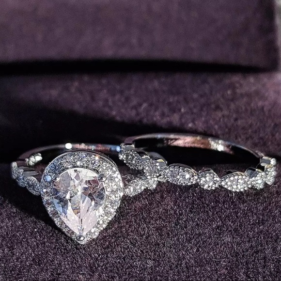 💍 Gorgeous Exquisite Tear Drop Bridal Ring Set 💍 - Picture 3 of 5